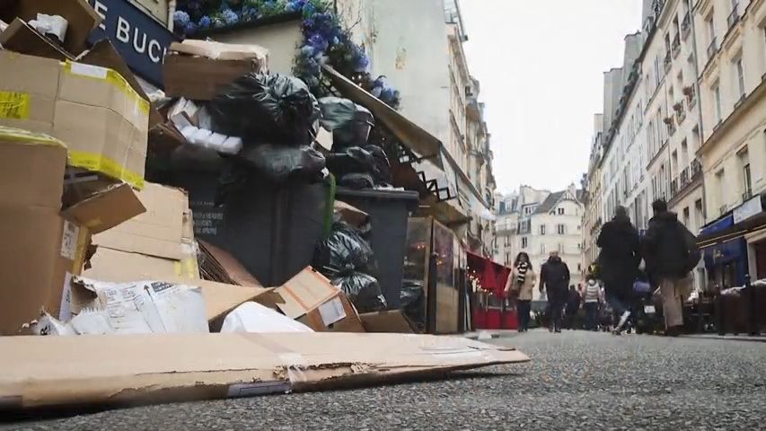 Video: Pařížské ulice zaplavily odpadky